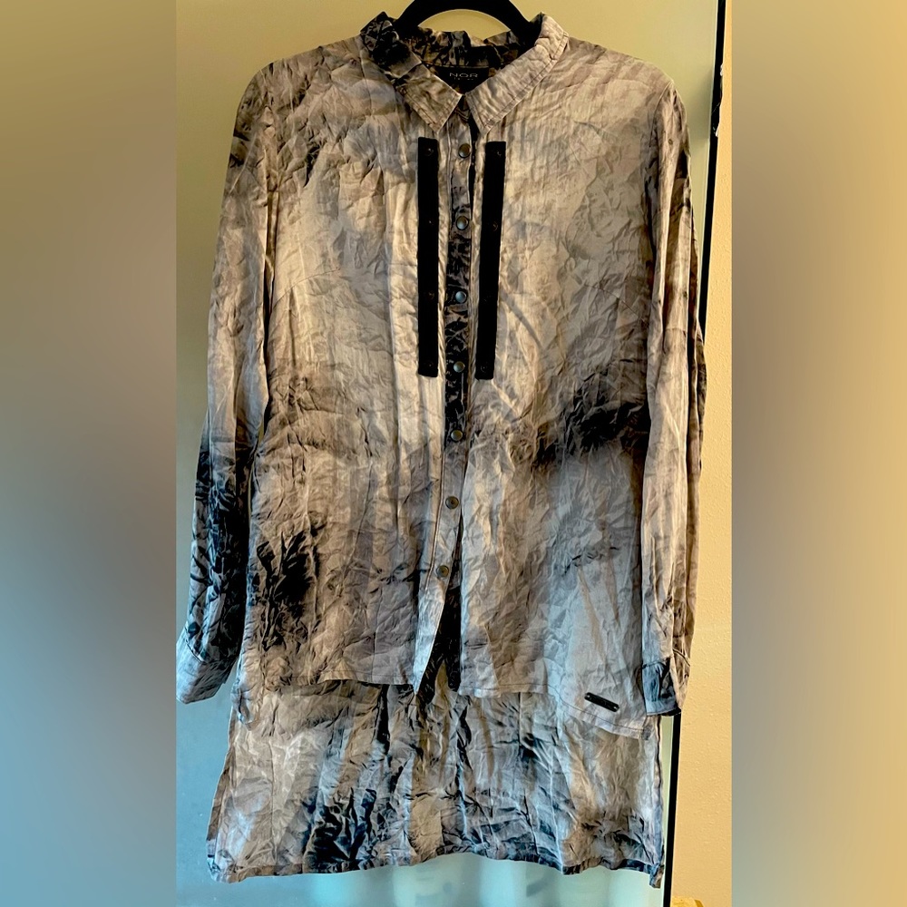 Smokey Grey/Black hi-low snap button blouse